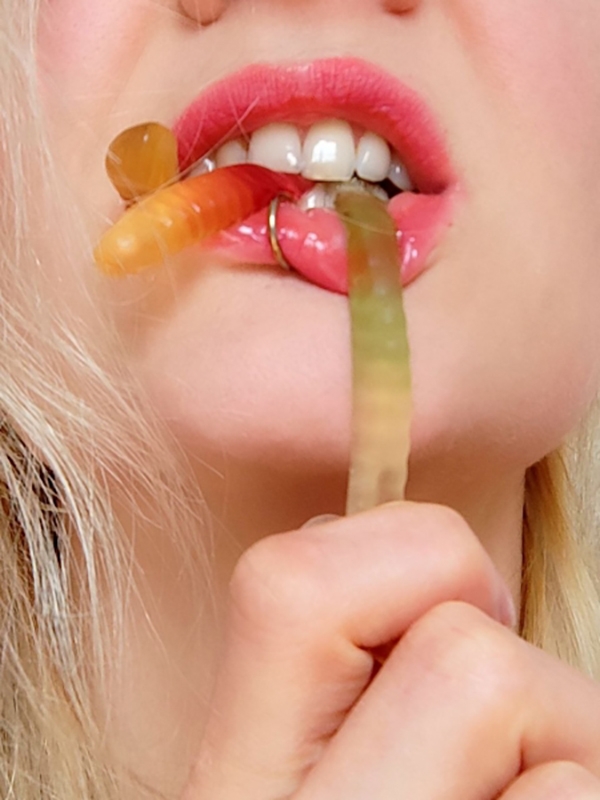 ID126-02-19-ein-monster-kuesst