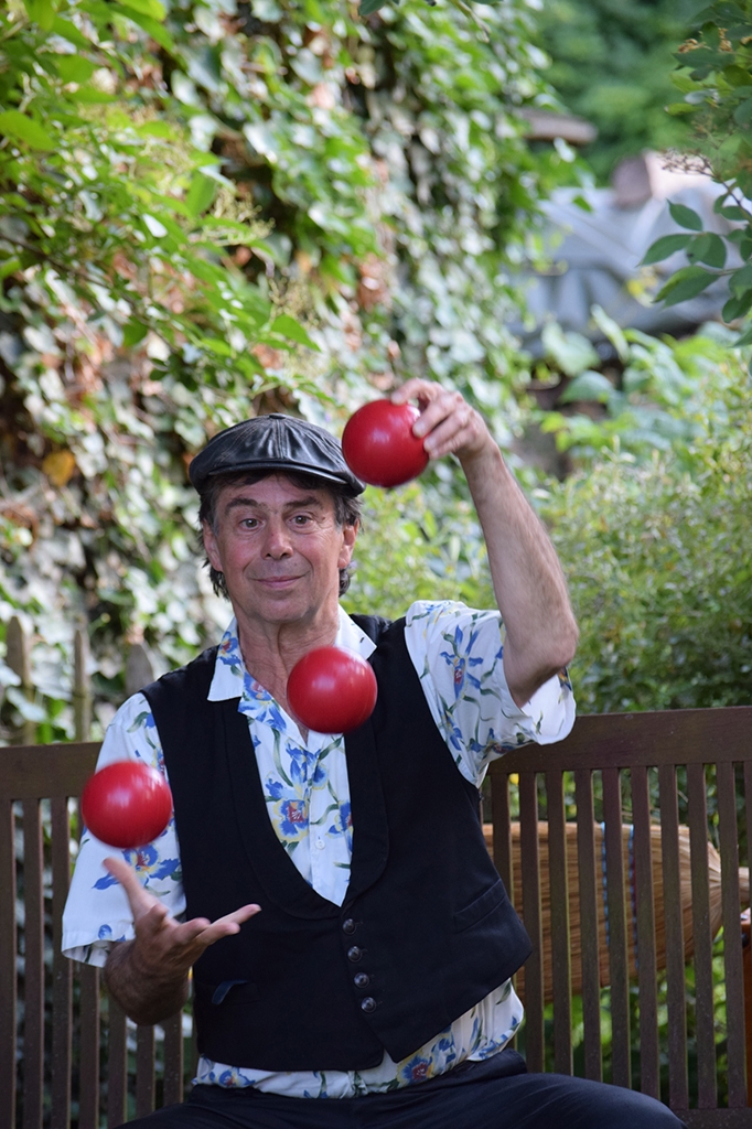 ID149-03-08-rotball-jonglage